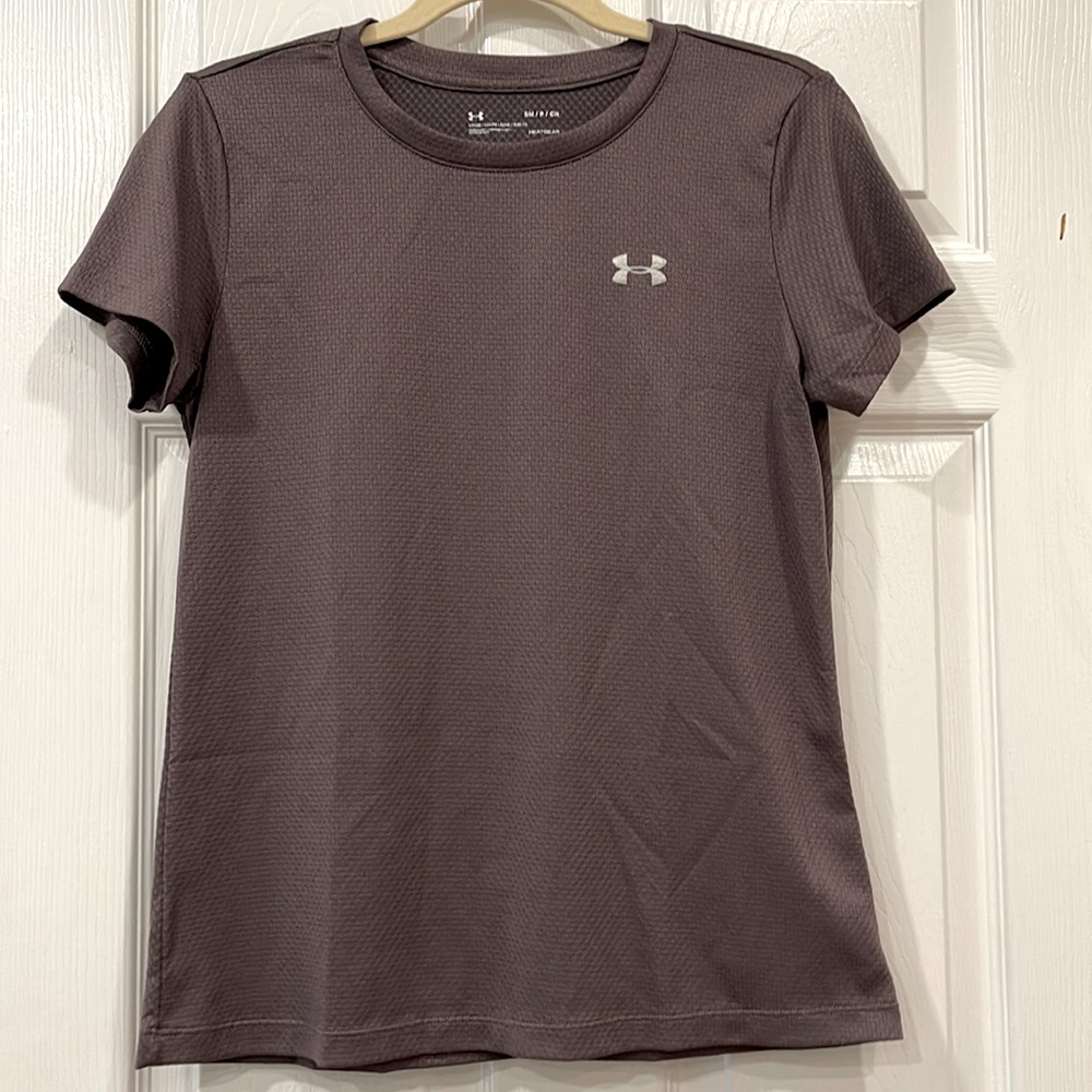 NWOT UNDER ARMOUR HEATGEAR TOP IN SIZE SMALL